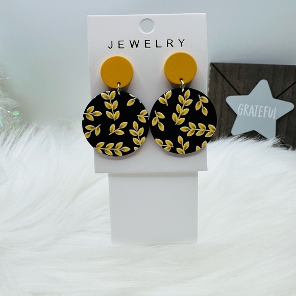 Chic Leaf Pattern Round Acrylic Dangle Earrings - Picture 1 of 3